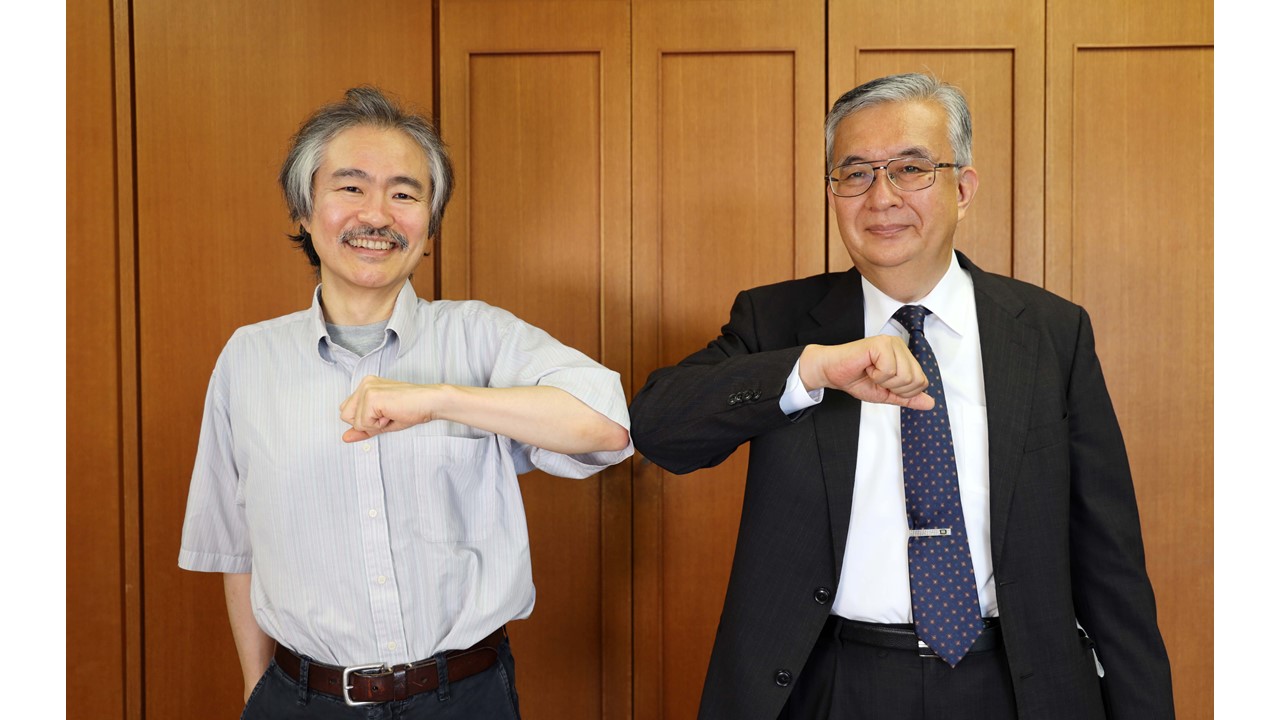 写真)羽澄昌史教授と山内正則機構長